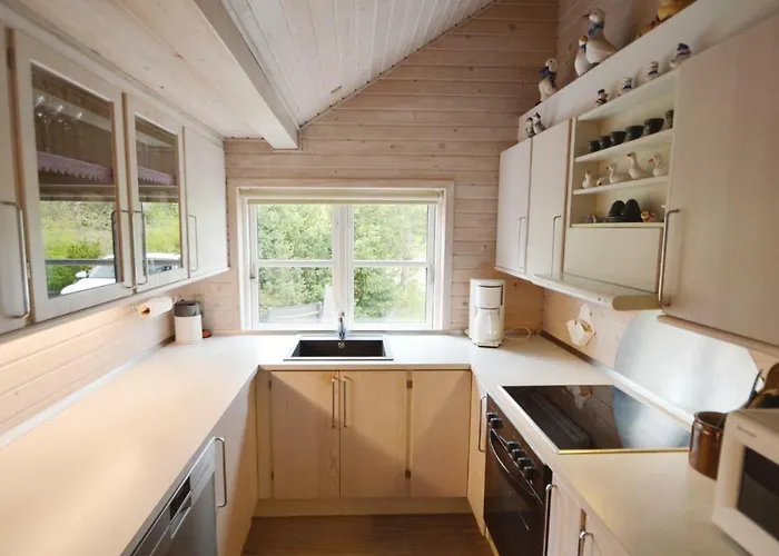 A Hveyselsvej With Shower And Fireplace Semesterbostad